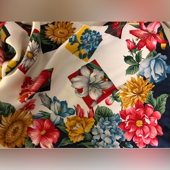 Museum of Fine Arts Boston 100%Pure Silk Scarf Floral 34” x 34” Lily Hortencia - Picture 8 of 14